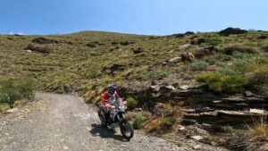 Rodando por una pista entre Sierra de Filabres y el Desierto de Almería.