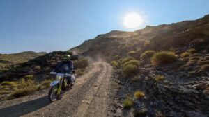 Rodando por una pista del desierto de Almería