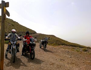 Moteros descansando en el Mirador de Limaria en Arboleas (Almería)