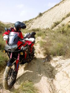 Motero cruzando la rambla de Albóx en Almería