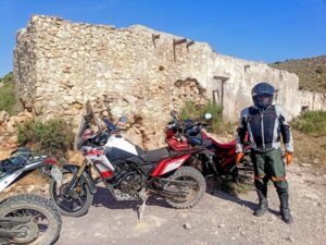Parada en la Aldea Los Guardines, en Polopos, Almería.