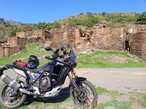 Parada en el pueblo abandonado de Los Marcos en la Sierra de Filabres (Almería)