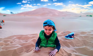 JUGANGO CON LA ARENA DEL DESIERTO DE MEZOUGA