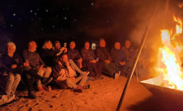 REUNIDOS FRENTE AL FUEGO