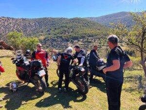 Compañeros descansando en el "BARRANCO DE EL TESORERO"
