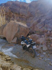 Motos cruzando el río Almanzora en Almería
