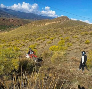 Superando una trialera (camino roto) por la zona de la Estación de Fiñana